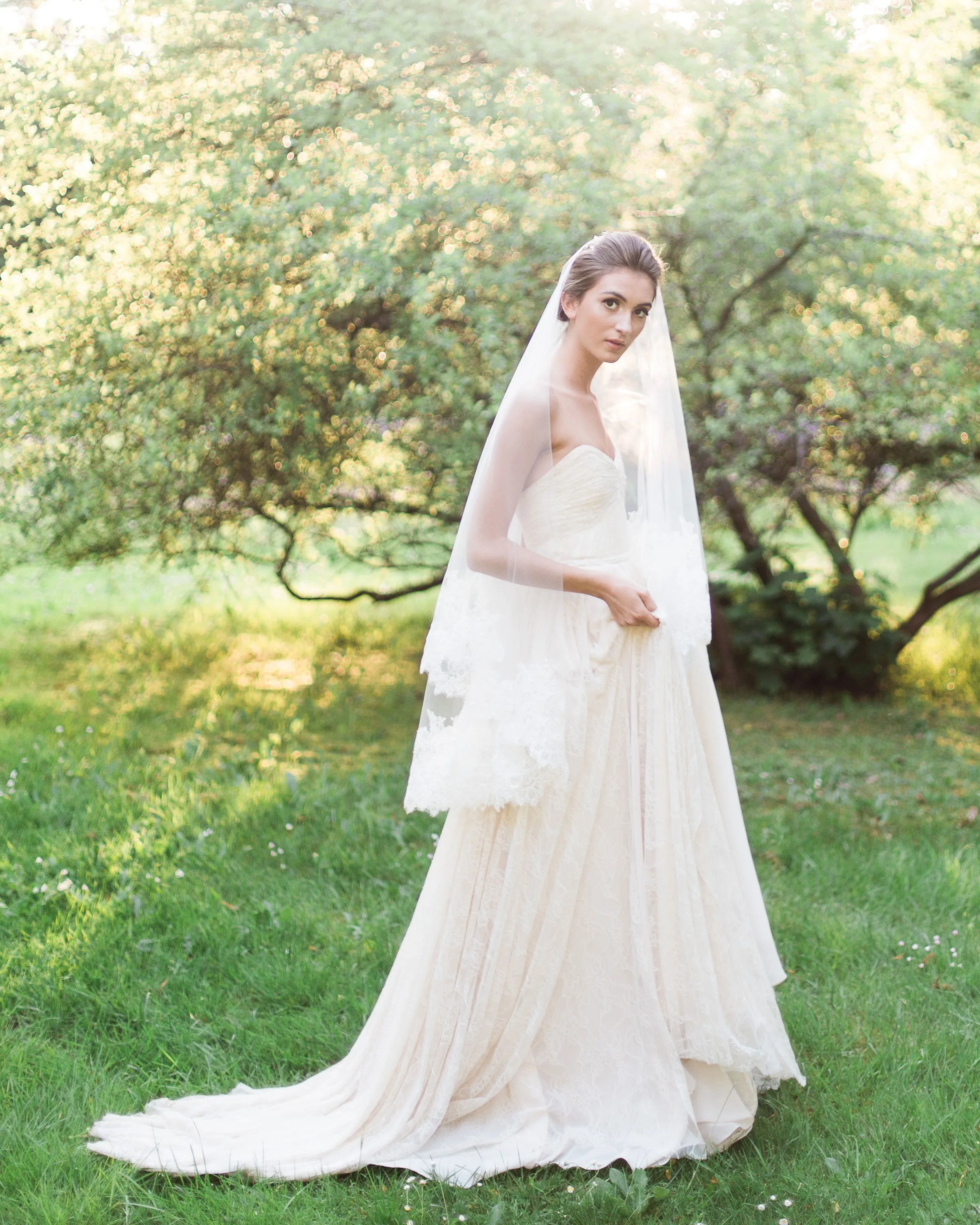 Cassia Chantilly Lace Fingertip Veil