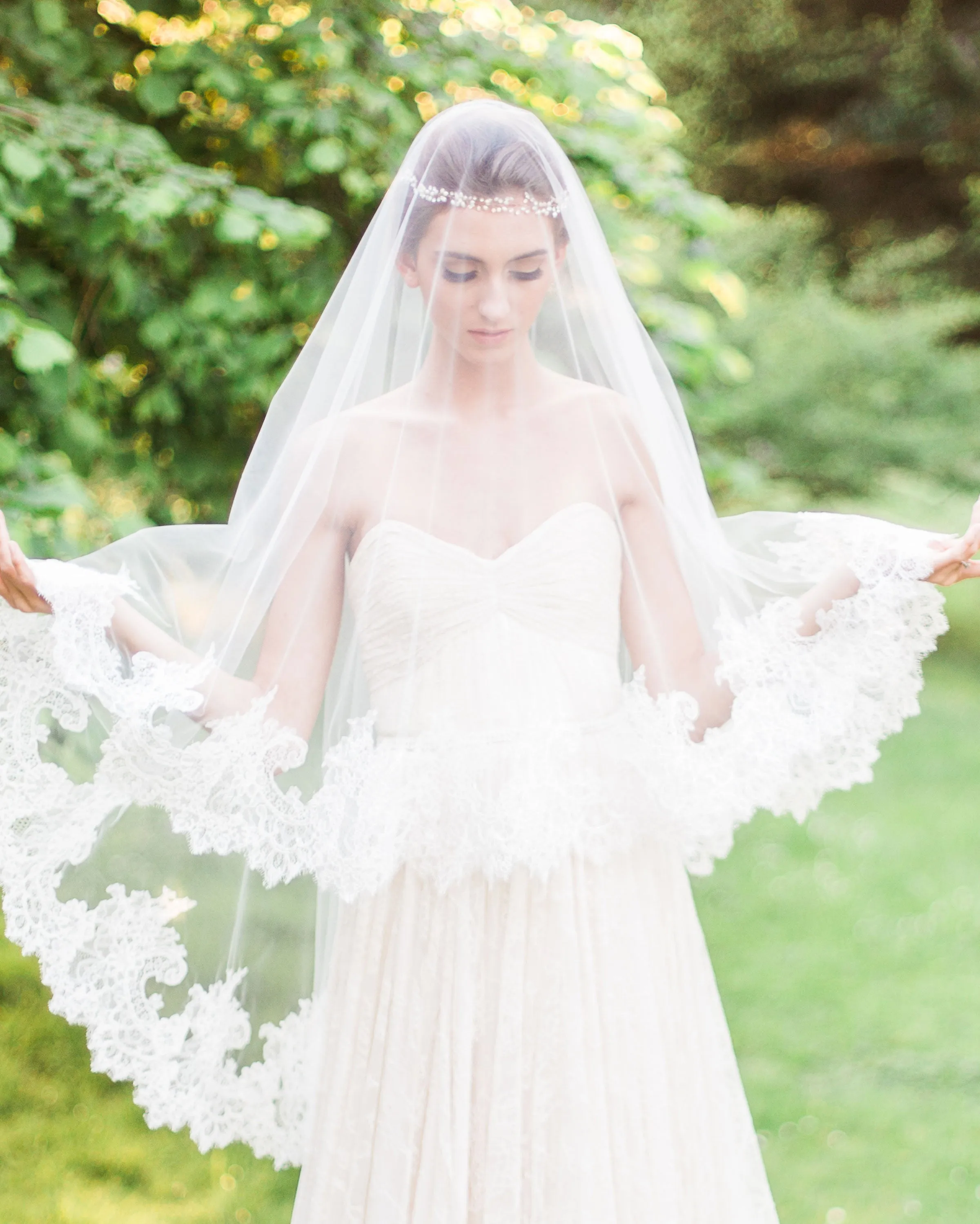 Cassia Chantilly Lace Fingertip Veil
