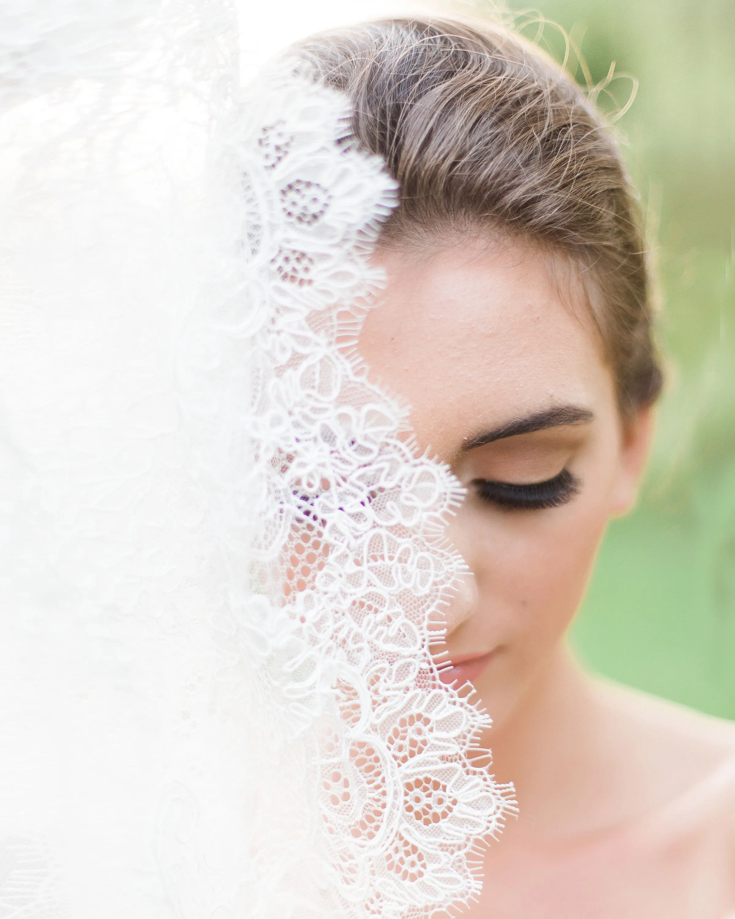 Cassia Chantilly Lace Fingertip Veil