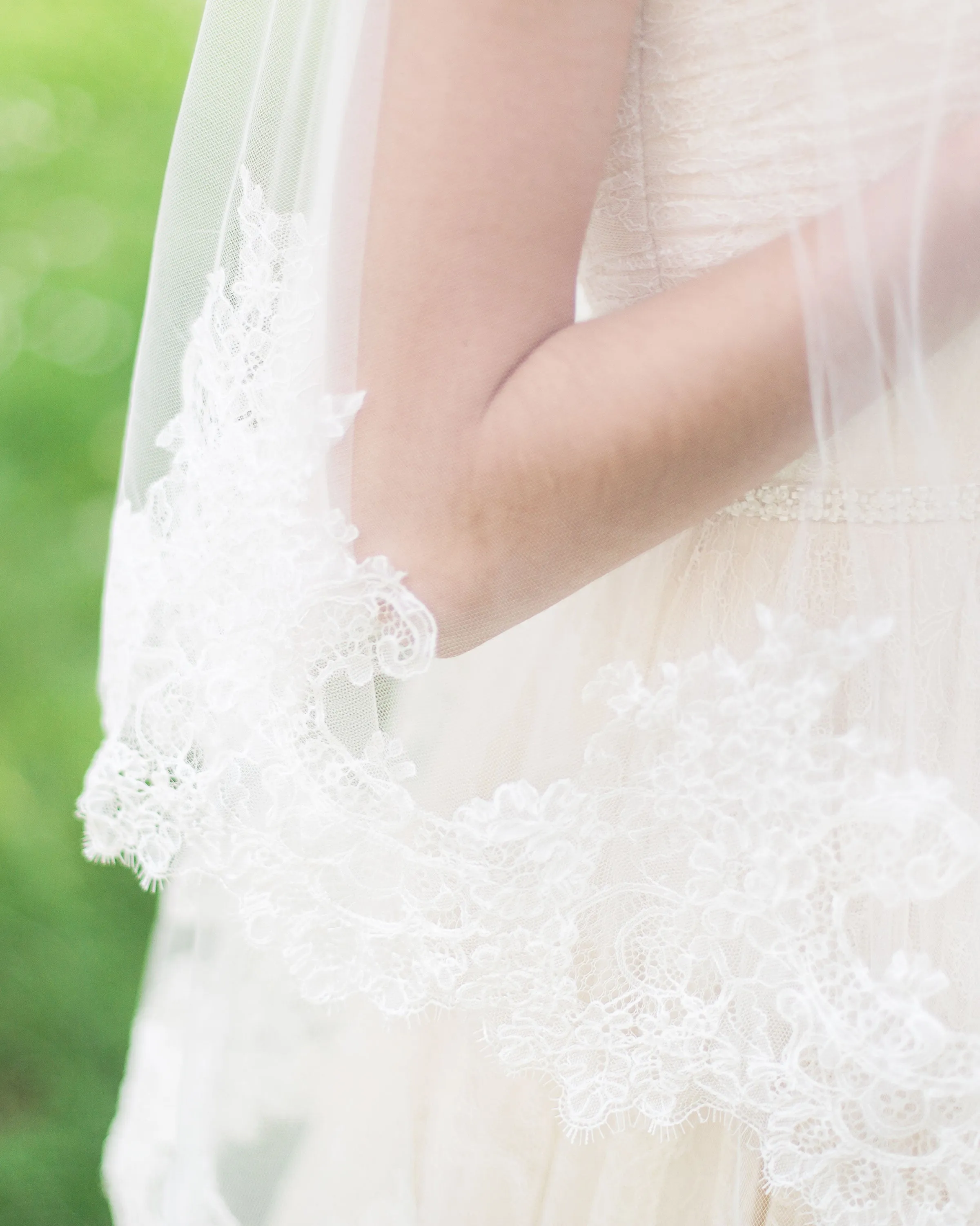 Cassia Chantilly Lace Fingertip Veil