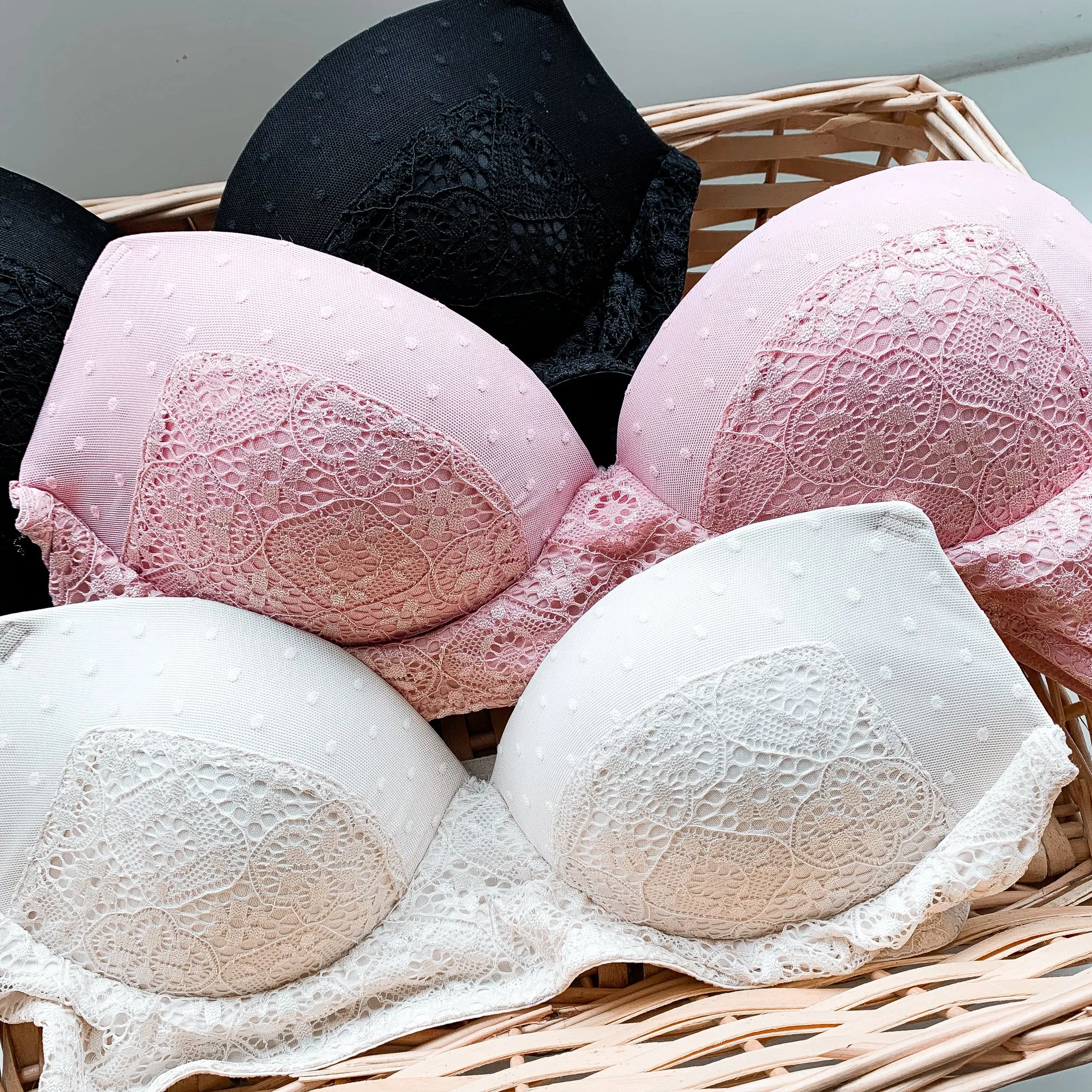 Romantic Polka Dot! Cushiony-Soft Wireless Bra in Cream (Size S & L Only)