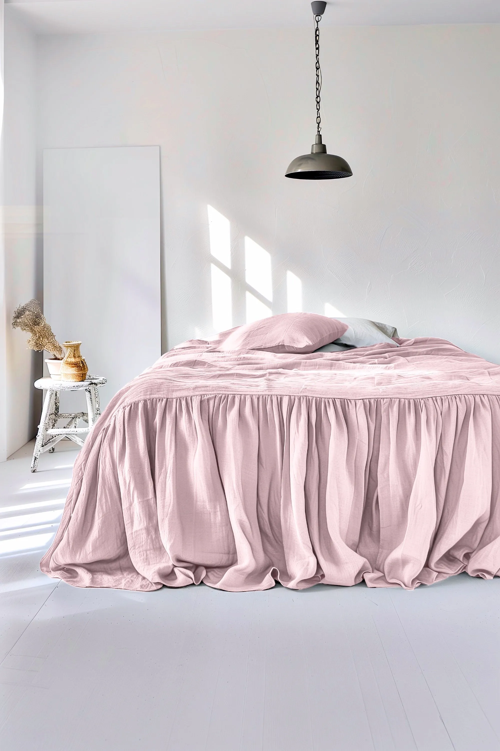 Ruffle bedskirt - pink