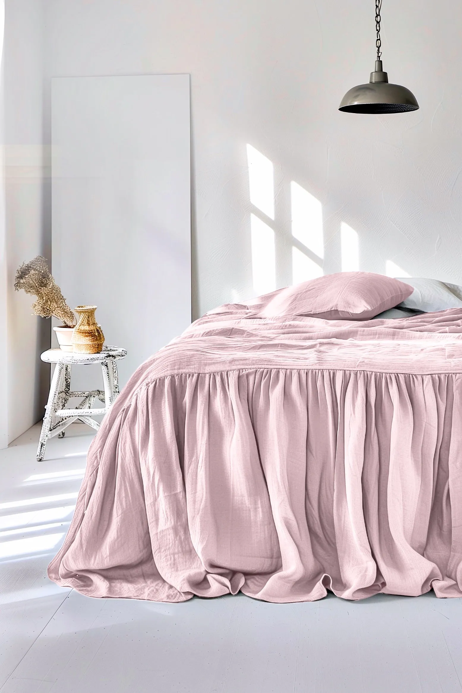 Ruffle bedskirt - pink