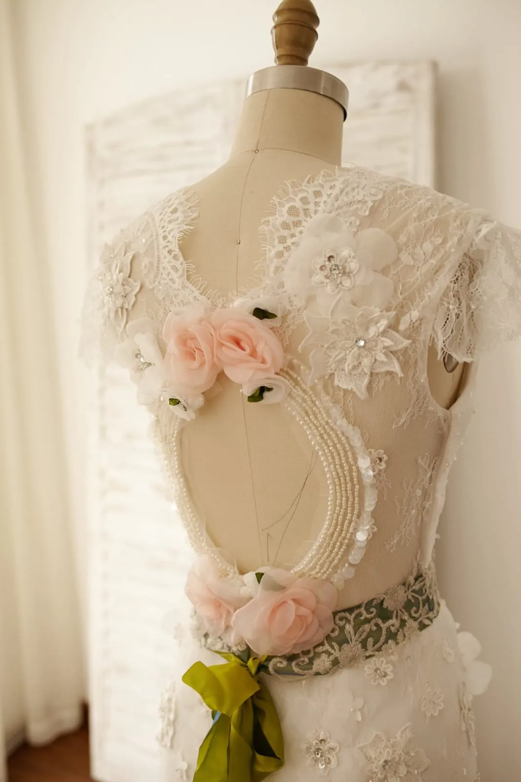 Vintage Keyhole Back Lace Chiffon Cap Sleeves Wedding Dress