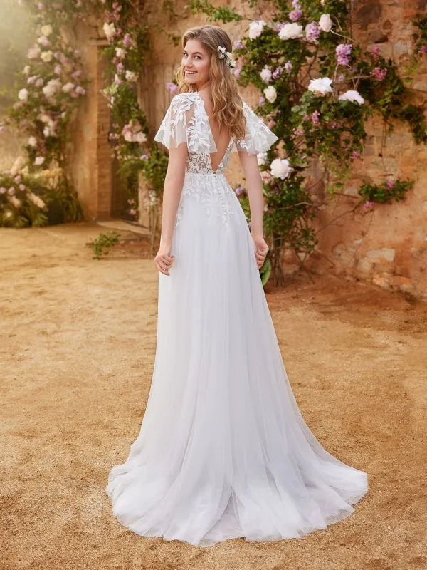 W1 White One Size 6 Tayri Off White Gown
