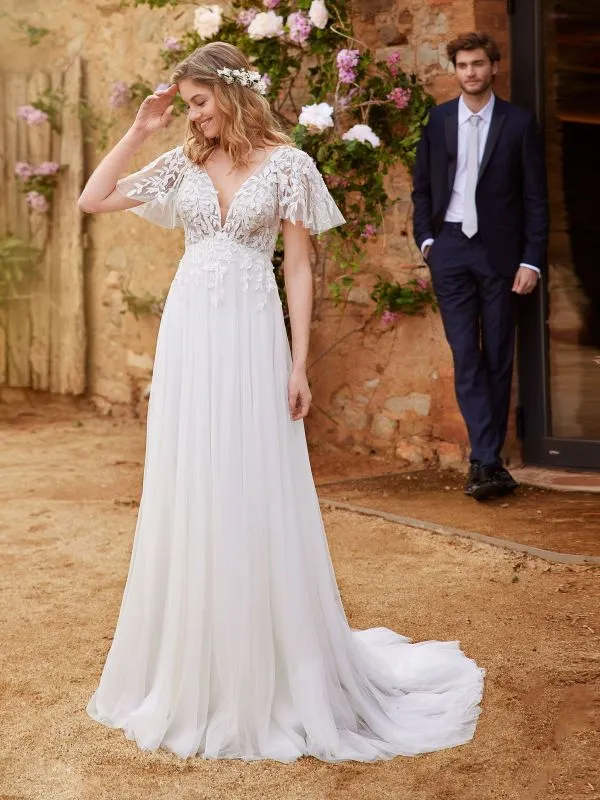 W1 White One Size 6 Tayri Off White Gown